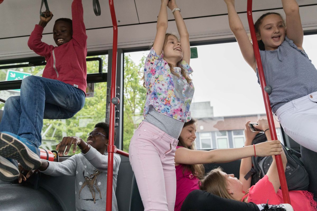 Am 2. und 8. August 2018 können Kita-Kinder im Wilhelmsburger Inselpark und im Umweltzentrum Gut Karlshöhe einen echten HVV-Bus erkunden.