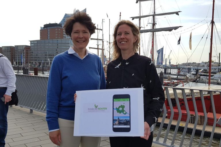 Am 26. April 2019 wurde die digitale Umweltrallye bei einem Pressetermin vorgestellt. u.a. von Dr. Susan Müller-Wusterwitz von Digikultur und Melanie Ruhl von den Schulprojekten im HVV