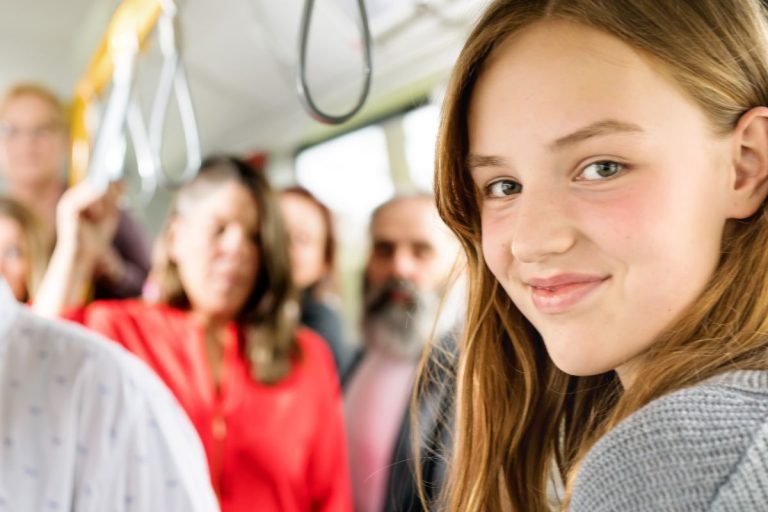 Mit dem HVV-Freizeitpass können Jugendliche ab 15 Jahren günstig im Hamburger Verkehrsverbund mit Kinderfahrkarten unterwegs sein.
