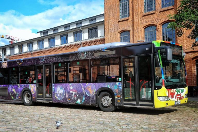 Beim PaintBus-Wettbewerb gestalten Schulklassen ein eigenes Design für einen Bus. Der Gewinner-Entwurf wird selbst auf einen Bus gemalt.