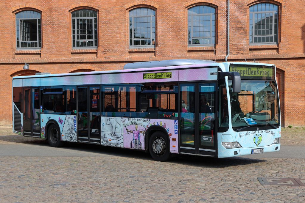 Vom Gymnasium Kaiser-Friedrich-Ufer stammt der Entwurf für den Bus der VHH.