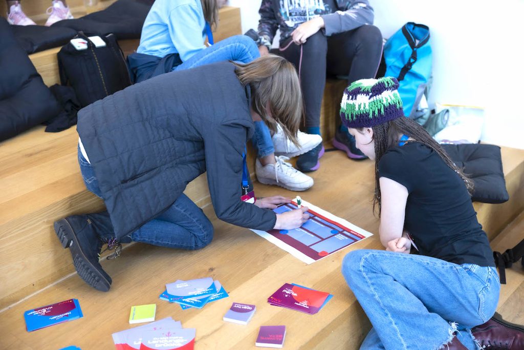 Jugendliche erarbeiten im Workshop kreative Ideen zur Mobilitätswende