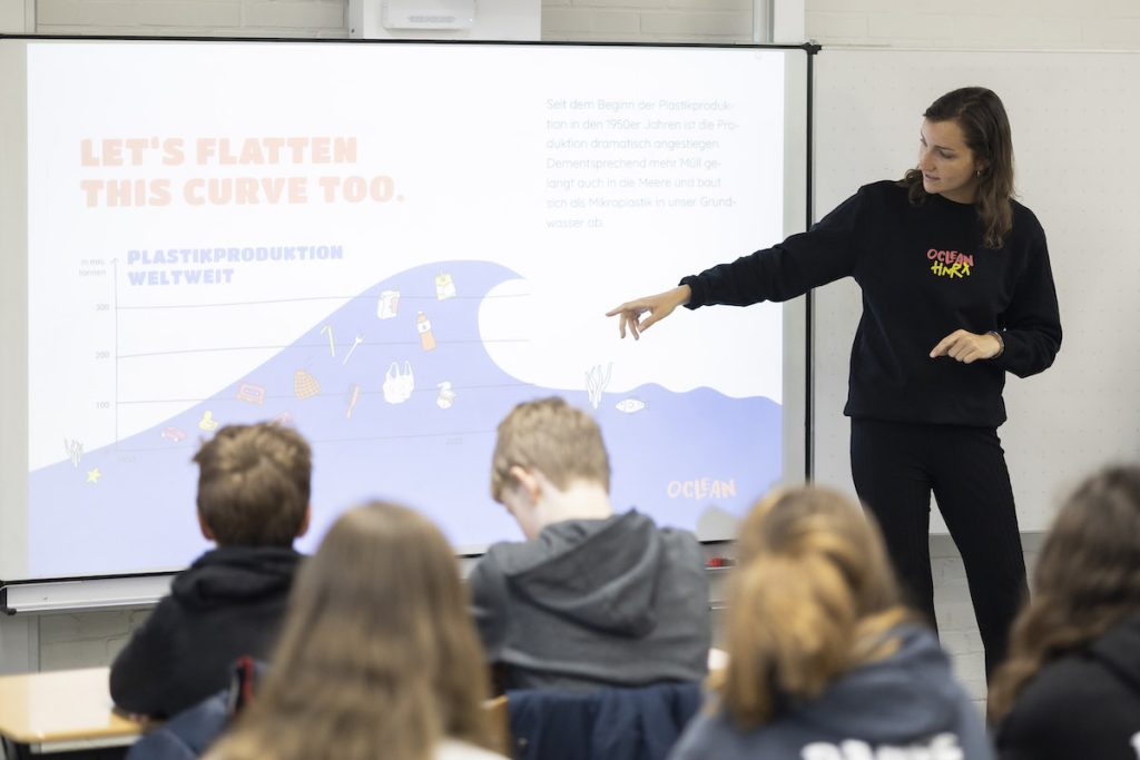 Bevor das Haltestellen Clean Up startet, gibt es in der Schule einen Workshop von oclean Hamburg, bei dem die hvv Schulchallenge erklärt wird | Foto: oclean Hamburg