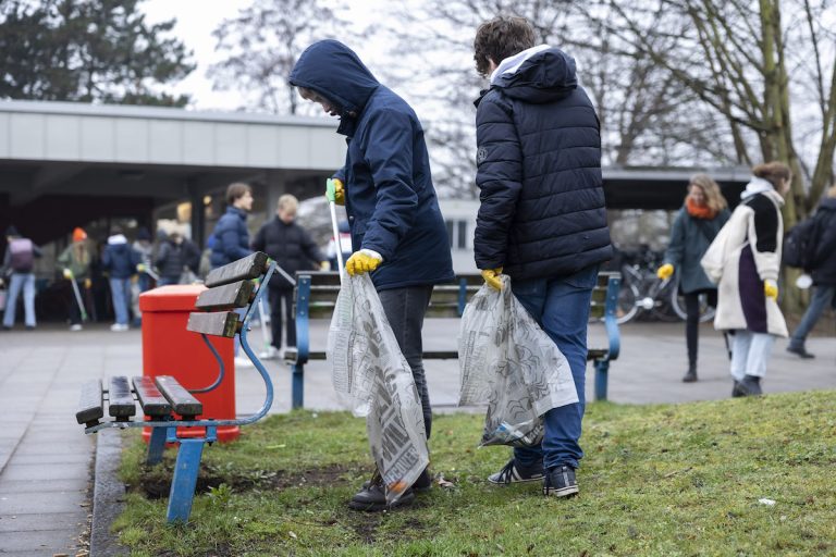 Der hvv und oclean Hamburg starten das Haltestellen Clean Up, ein Schulprojekt zur Beseitigung von Plastikmüll miteinander verbindet.