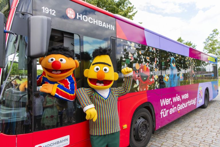 In diesem Jahr feiert die Kindersendung Sesamstraße ihr 50. Jubiläum. Der Hamburger Verkehrsverbund und die hvv Schulprojekte feiern mit!