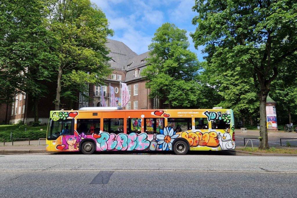 Der Graffiti-Bus zur Ausstellung „EINE STADT WIRD BUNT“