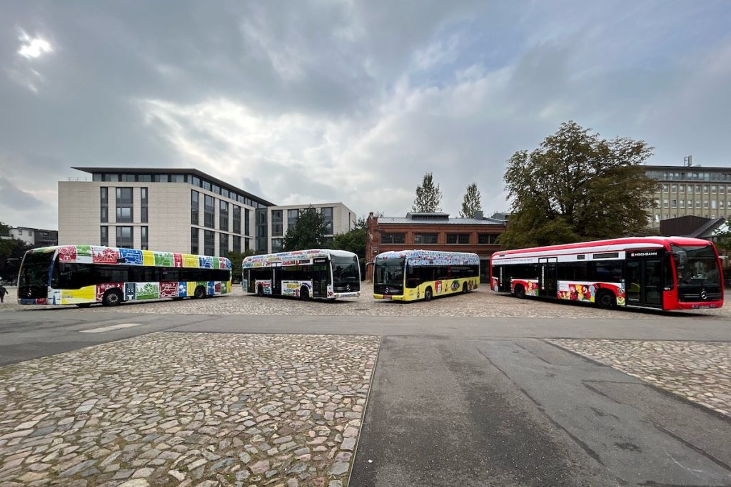 Die vier Siegerentwürfe des hvv PaintBus-Wettbewerbs auf den Bussen.